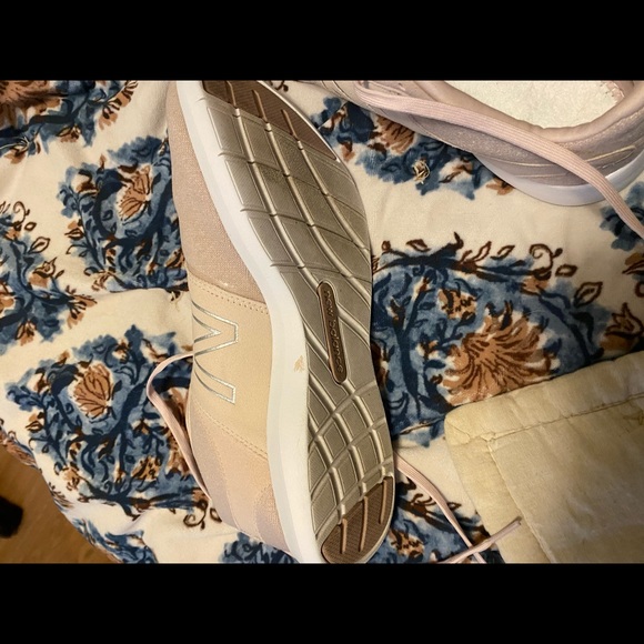 2 pairs Gently used New Balance Athletic shoes - Picture 5 of 7